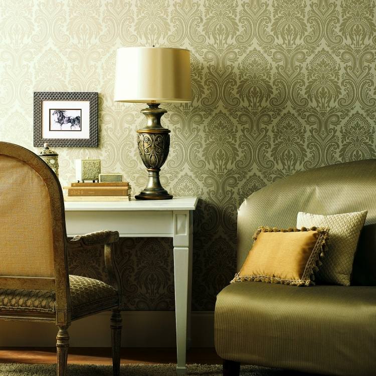 papier-peint-or-baroque-canapé-tissu-doré