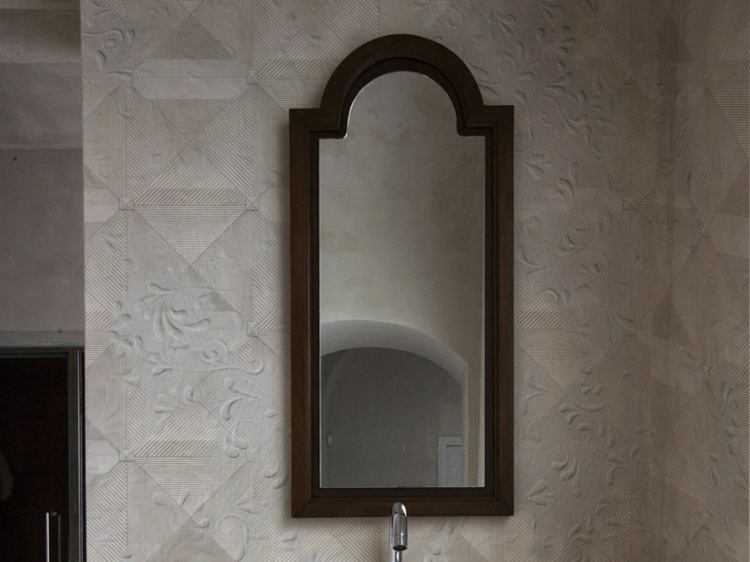 papier peint pour salle de bain -layering-motifs-geometriques-arabesques