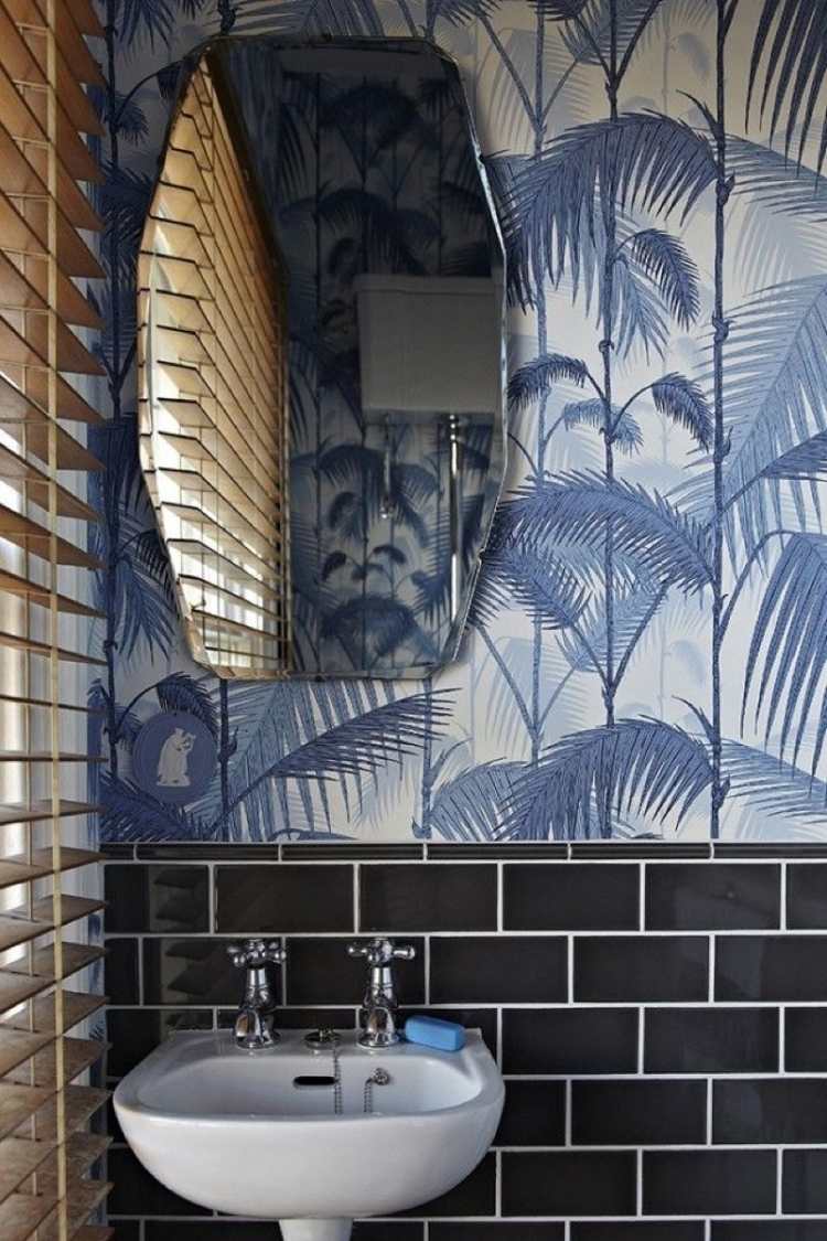 papier-peint-vintage-blanc-bleu-motifs-feuilles-palmiers-salle-bain
