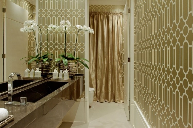 papier-peint-vintage-doré-motifs-blancs-art-déco-salle-bain-luxe