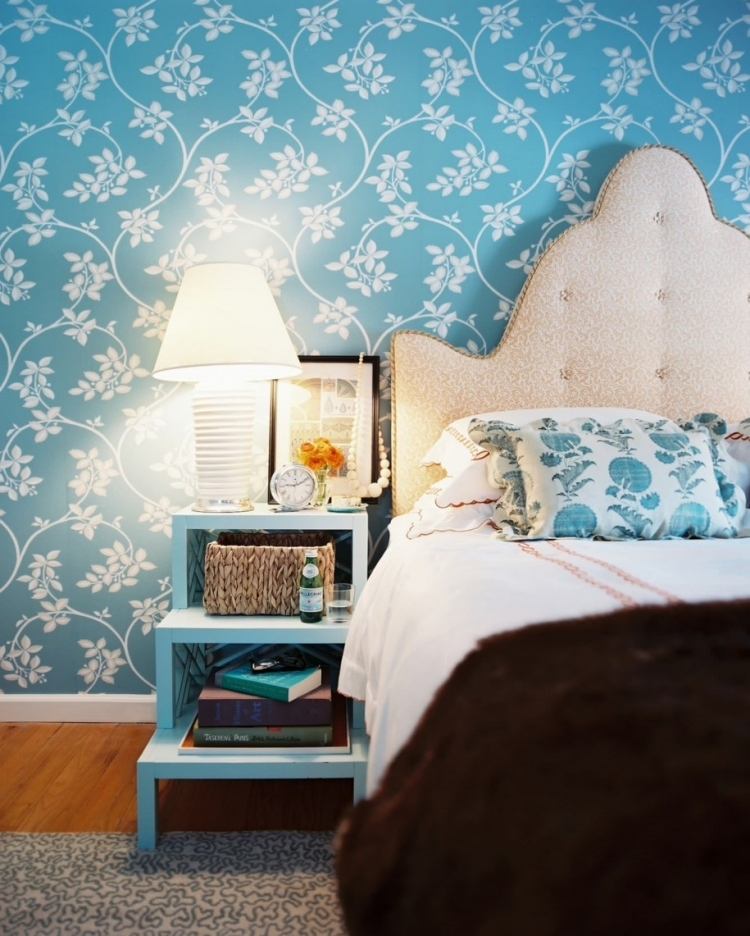 papier-peint-vintage-motifs-floraux-blancs-fond-bleu-table-chevet