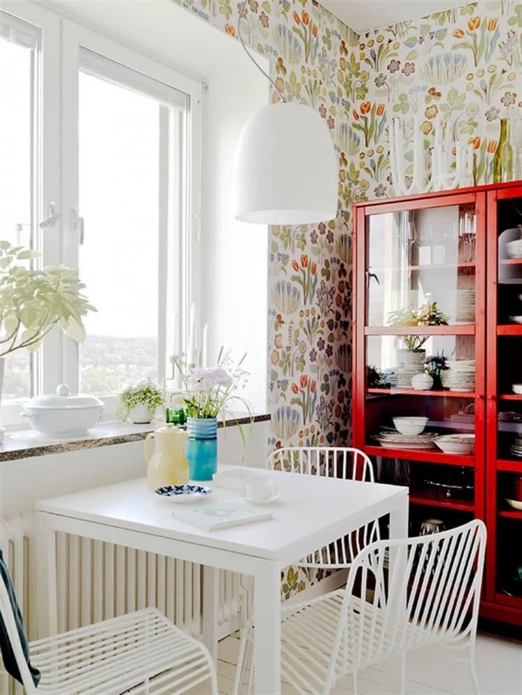 papier-peint-vintage-motifs-floraux-table-chaises-blanches-buffet-rouge