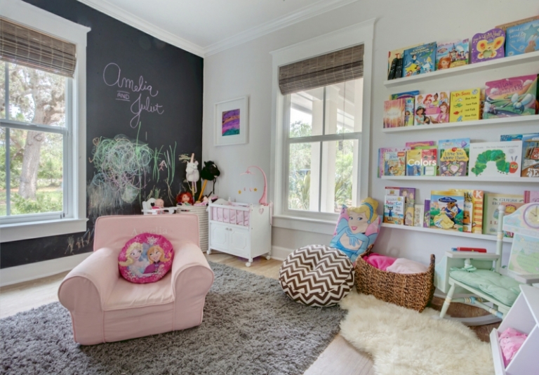 peinture-ardoise-chambre-enfant-fauteuil-rose-tapis-shaggy-gris