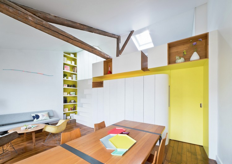 peinture-blanche-murs-plafond-accents-jaunes-bois-salon-salle-manger