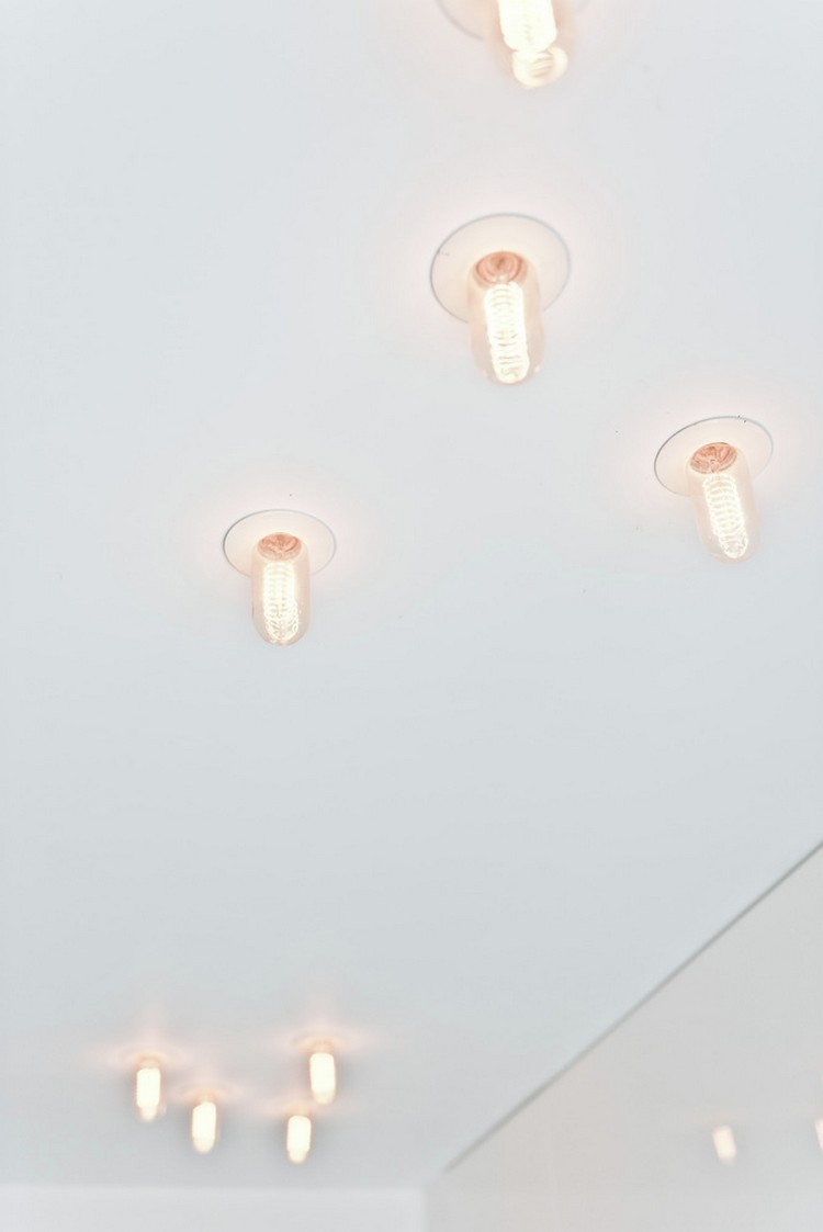 peinture-blanche-murs-plafond-ampoules-filament-vintage