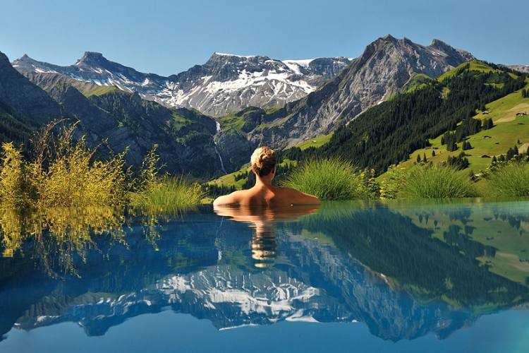 piscine-extérieure-débordement-suisse