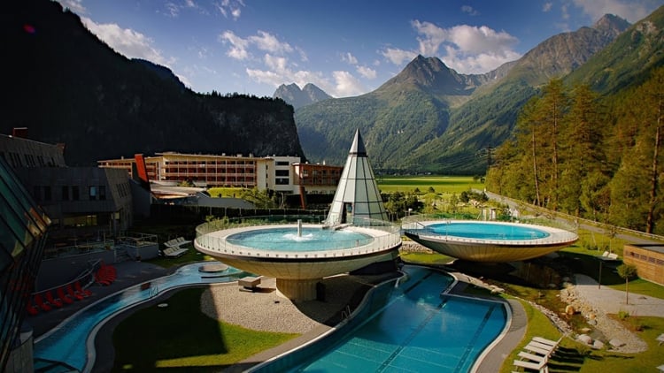 piscine-extérieure-eau-thermale-deisgn-futuriste