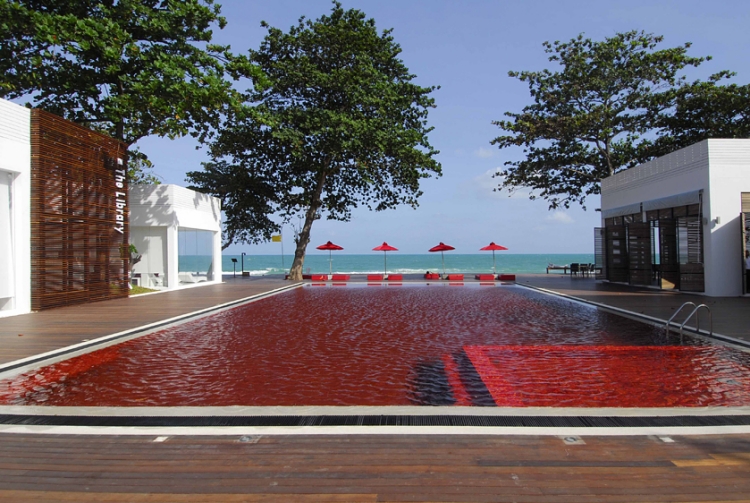 piscine-extérieure-fond-rouge-vue-mer-thailland