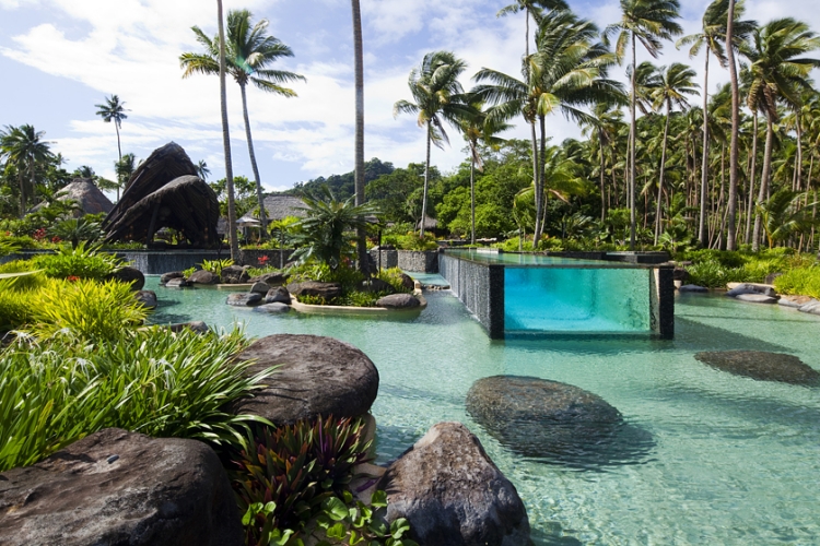 piscine-extérieure-forme-atypique-fidji