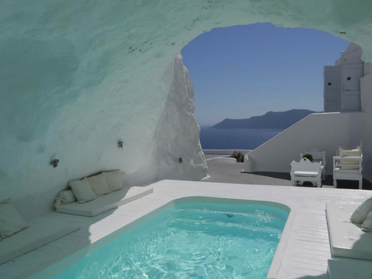 piscine-extérieure-grotte-santorini-grèce
