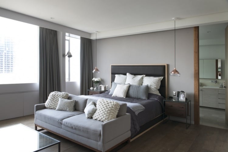 plafond-bois-chambre-coucher-adulte-canapé-gris-suspensions-chevet