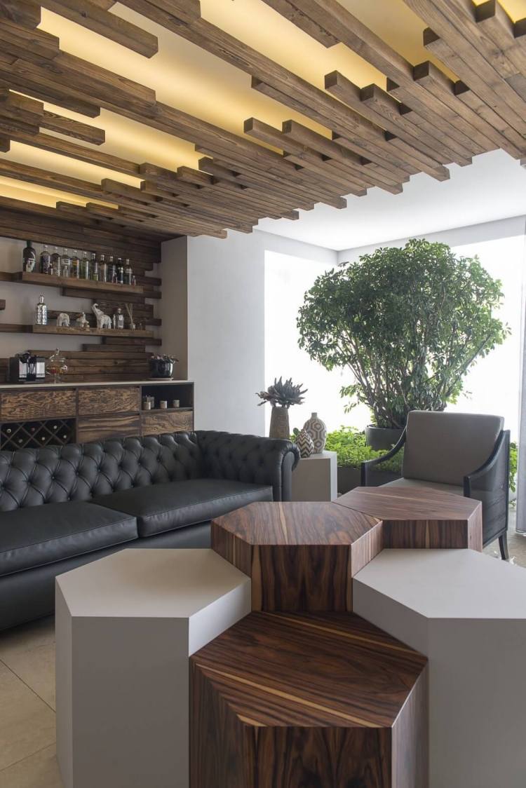plafond bois design moderne-panneaux-lumineux-LED-canapé-chesterfield
