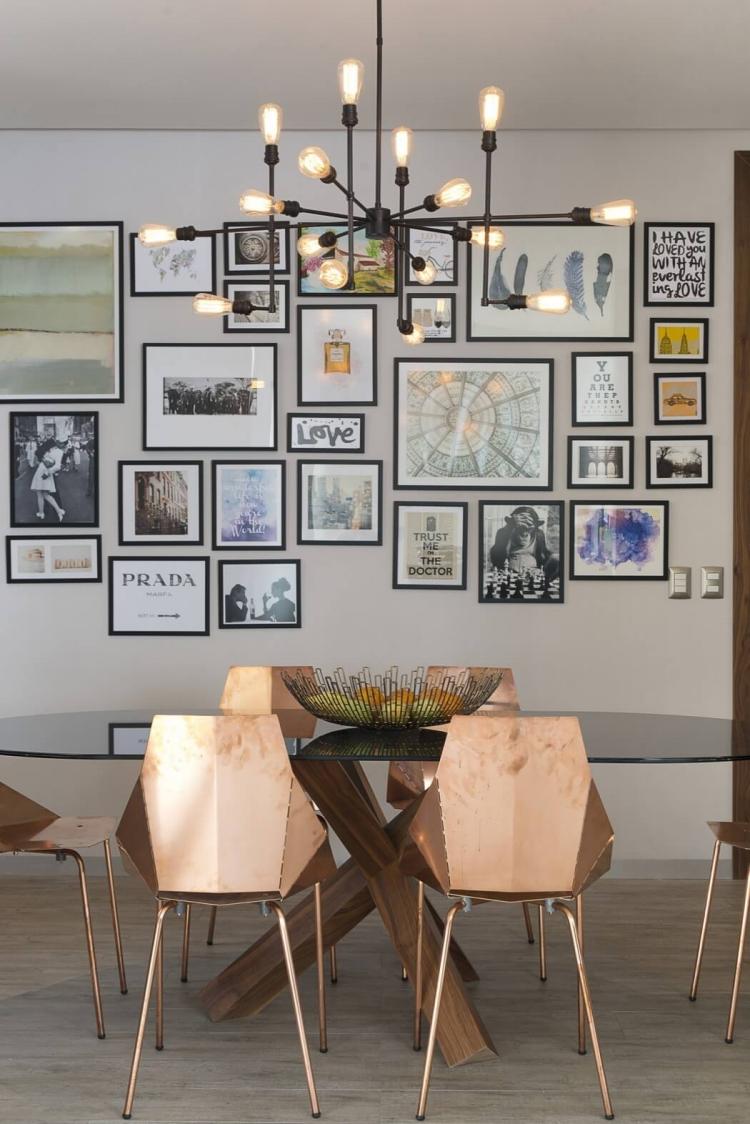 plafond-bois-salle-manger-chaises-cuivre-photos-noir-blanc-lustre-industriel