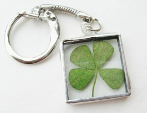 porte-bonheur –faire-soi-meme-porte-cle-feuille-trefle-quatre-feuilles