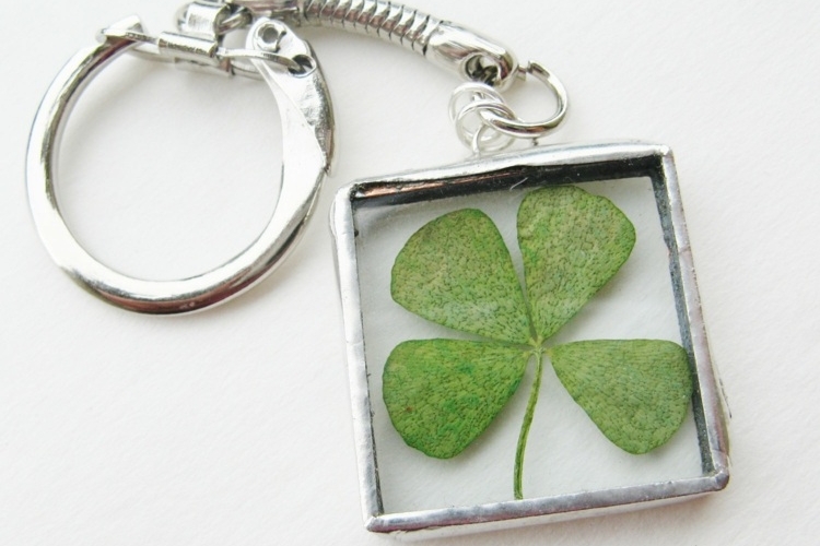 porte-bonheur –faire-soi-meme-porte-cle-feuille-trefle-quatre-feuilles