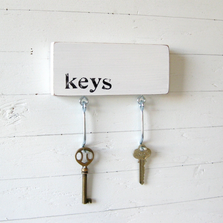 porte clé mural planche-bois-peinte-blanche-clés-anciennes