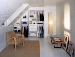 rangement sous pente toit penderie sur mesure homme lambris blanc