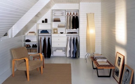 rangement sous pente toit penderie sur mesure homme lambris blanc