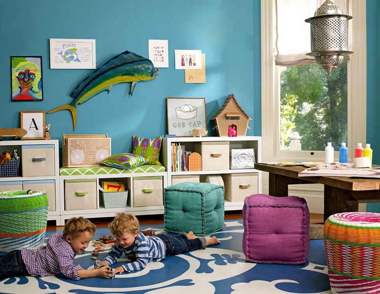 salle de jeux enfant meuble-boites-rangement-tabourets-table-bois-jouets