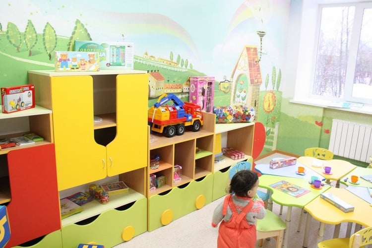 salle de jeux enfant meuble-rangement-train-jouets-table-basse-jaune-vert