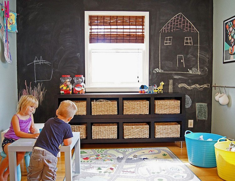 salle de jeux enfant peinture-ardoise-meuble-boites-rangement-tapis-jeux