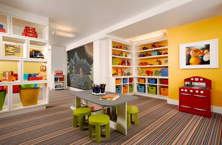 salle de jeux enfant peinture-jaune-etageres-encastrees-tapis-raye-boites-rangement-kithcenette-decorative