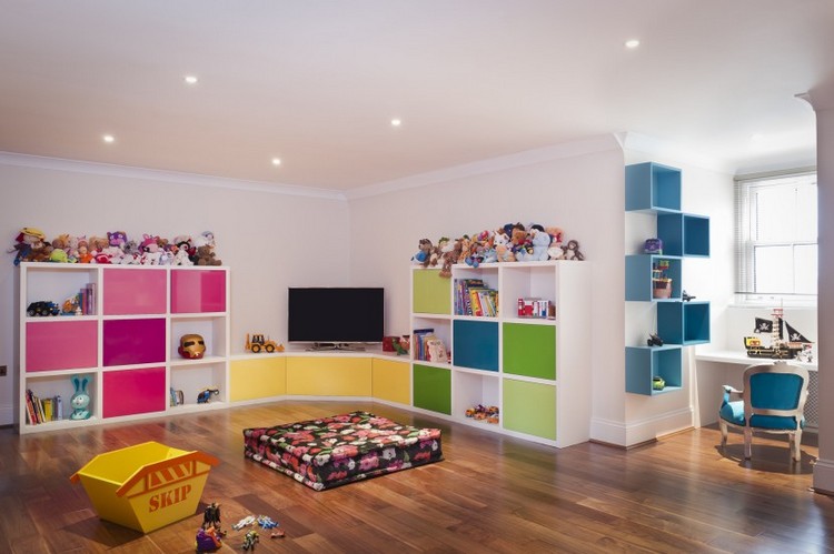 salle de jeux enfant spacieuse-meubles-rangment-bleu-rose-coin-bureau