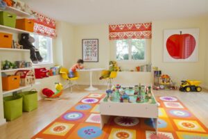 salle-jeux-enfant-tapis-orange-boites-rangement-orange-vert-table-jeux