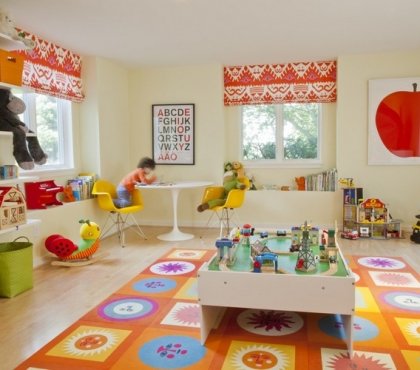 salle-jeux-enfant-tapis-orange-boites-rangement-orange-vert-table-jeux
