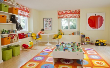 salle-jeux-enfant-tapis-orange-boites-rangement-orange-vert-table-jeux
