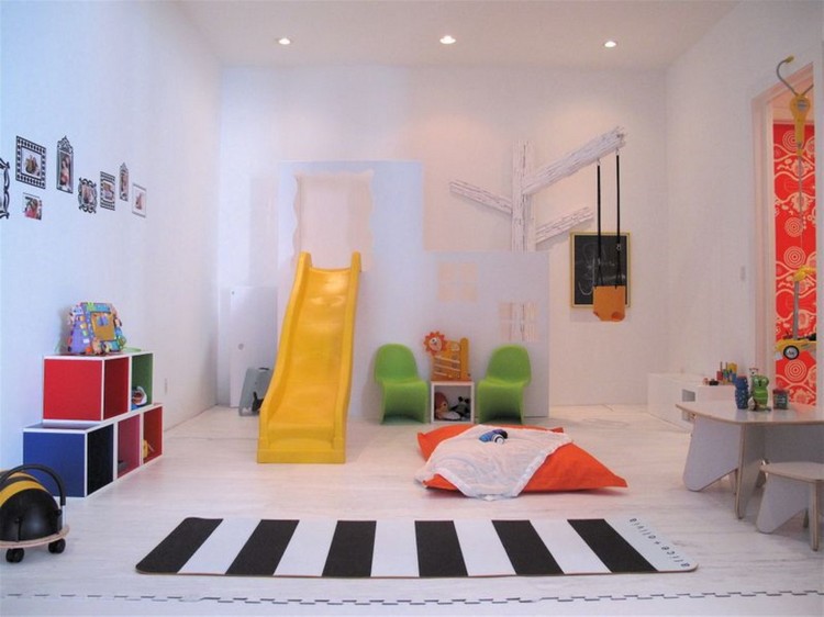 salle de jeux enfant toboggan-jaune-tapis-raye-pouf-orange-boites-rangement