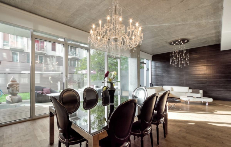 salle-manger-contemporaine-lustre-crital-chaises-médaillon.jpg