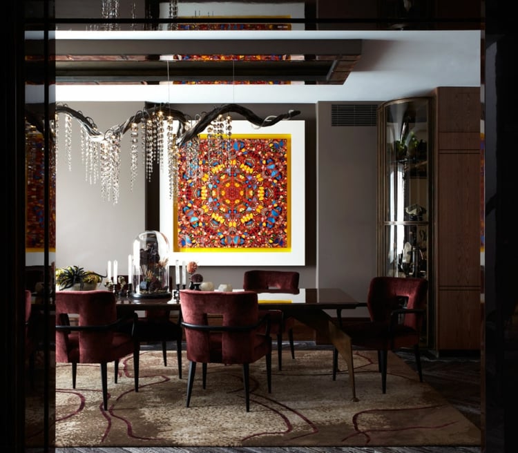 salle-manger-contemporaine-murs-gris-anthracite-chaises-rouge-tableau-abstrait.jpg