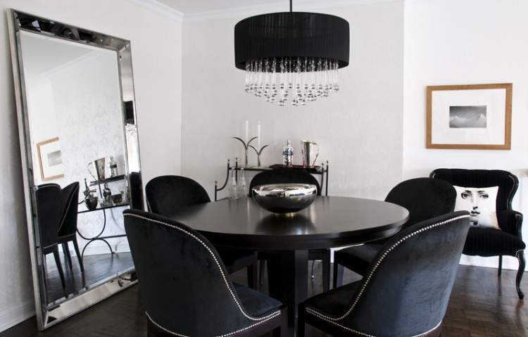 salle à manger contemporaine -table-ronde-noire-chaises-noires-miroir-cadre-metal