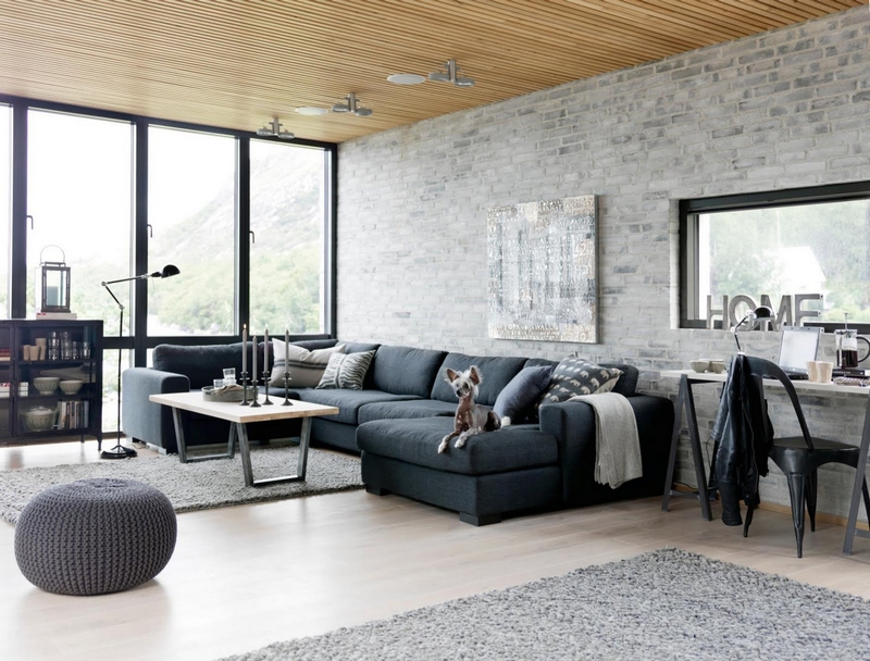salon-style-industriel-canapé-angle-gris-anthracite-mur-brique-plafond-bois