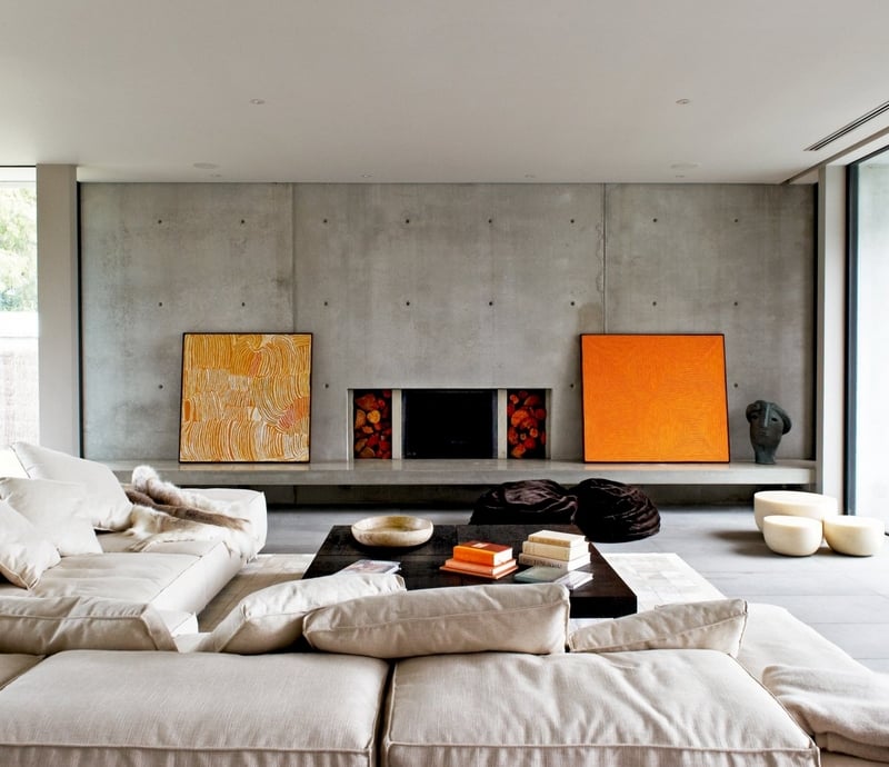 salon-style-industriel-moderne-murs-béton-tableaux-abstrait-orange