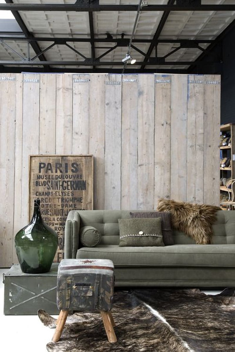 salon-style-industriel-tapis-peau-bête-meubles-décoration-vintage