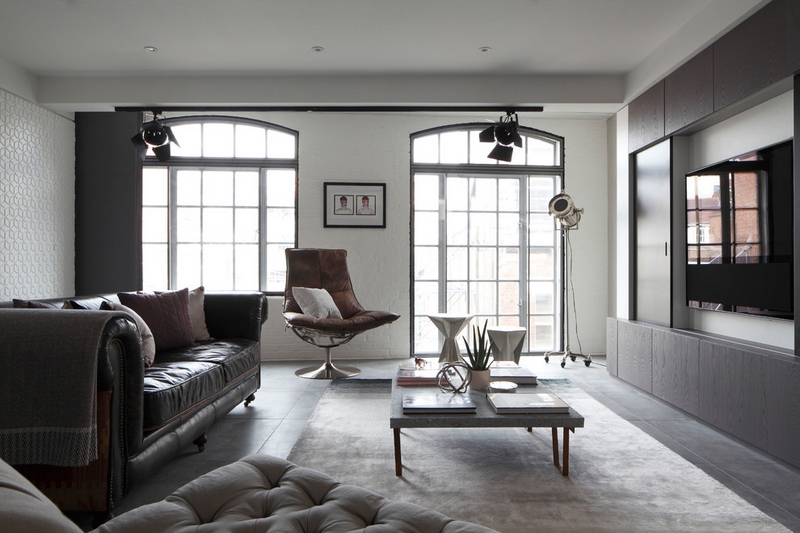 salon style industriel élégant-blanc-gris-canapé-cuir-projecteurs-rail