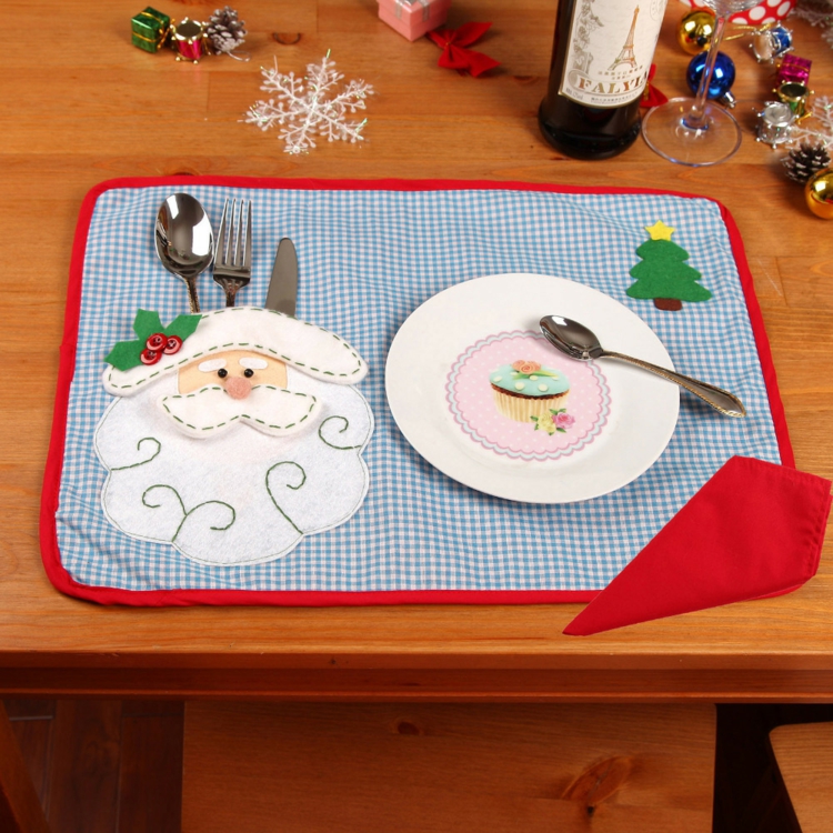 set de table Noël -tissu-motif-vichy-pochette-couverts-pere-noel-feutre