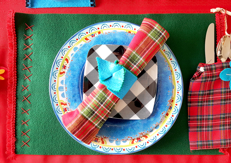 set de table Noël -tissu-rouge-vert-serviette-carreaux-pliee-en-rouleau