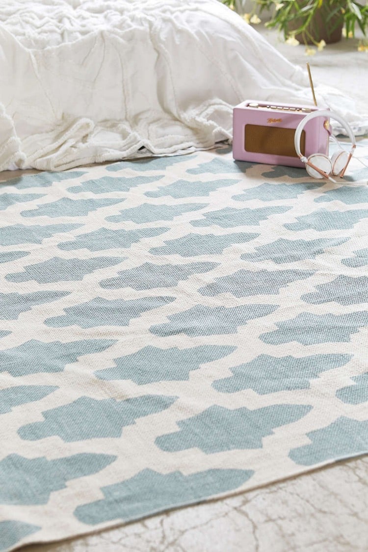 tapis scandinave -design-motif-bleu-pastel-fioritures-coton