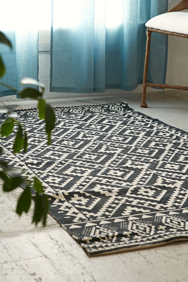 tapis scandinave -design-motifs-geometriques-noir-blanc