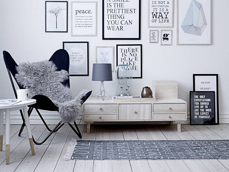 tapis scandinave -gris-lettres-blanches-fauteuil-papillon-couverture-grise