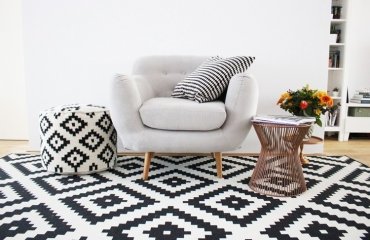 tapis scandinave -losanges-noir-blanc-coussin-motif-pied-poule