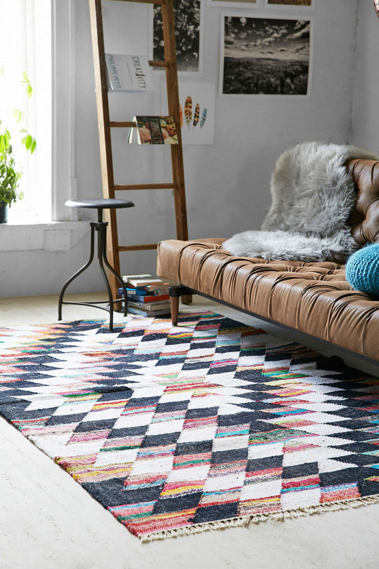 tapis scandinave -motif-losanges-multicolores-canape-chesterfield-marron