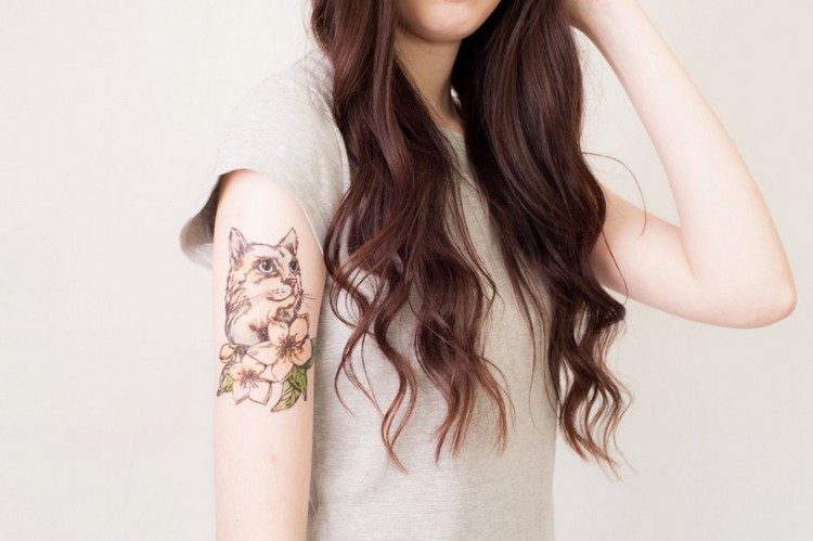 tatouage-chat-graphique-fleurs-ombrage-coloré-bras-femme