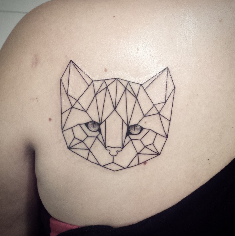 tatouage-chat-géométrique-esprit-origami-omoplate-femme