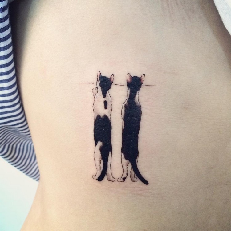 tatouage-chat-original-noir-blanc-deux-chats-curieux