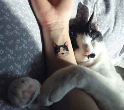 tatouage-chat-poignet-portrair-réaliste-chat-noir-blanc