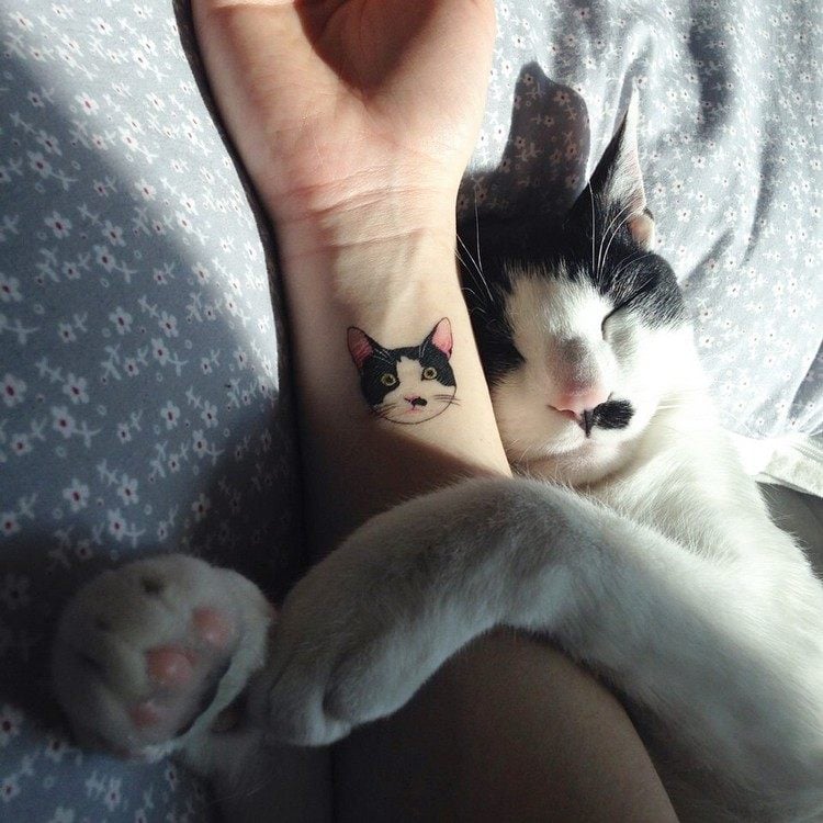 tatouage-chat-poignet-portrair-réaliste-chat-noir-blanc